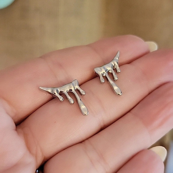 OIL DRIP SMALL CRAWLER STUD EARRINGS - Picture 3 of 8